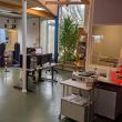 Vue globale de la salle des spectromètres de la plateforme AgroResonance. Un collègue travaille devant l'une des consoles.